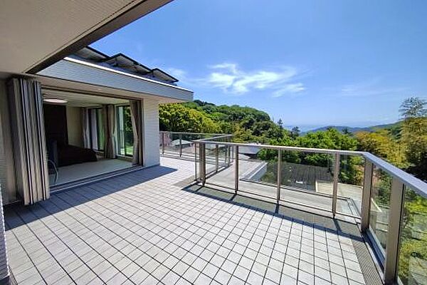 爽やかな風感じるバルコニーで思い思いのひと時をお過ごしください