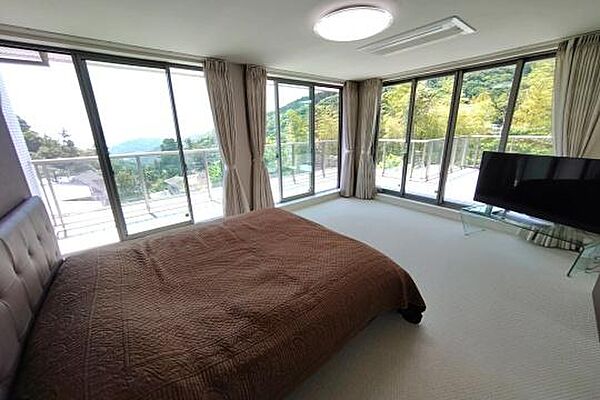 こちらは3階の主寝室、外に溶け込むような解放感あるお部屋です