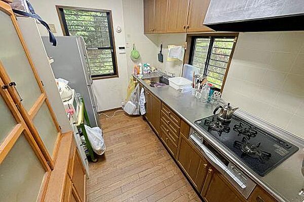 キッチンは収納棚も豊富に備え付けられています