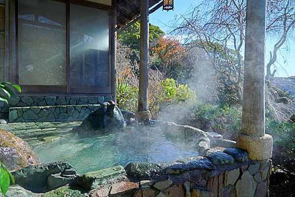 露天風呂付きで贅沢な時間が待っています