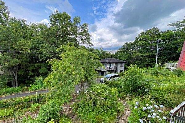 敷地内のクヌギや豊かな植栽や豊かな自然に囲まれた眺めです