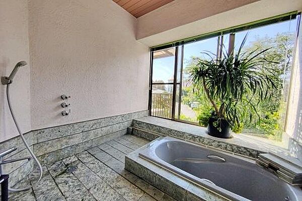 石畳調の浴室に温泉を引込みすることも可能です