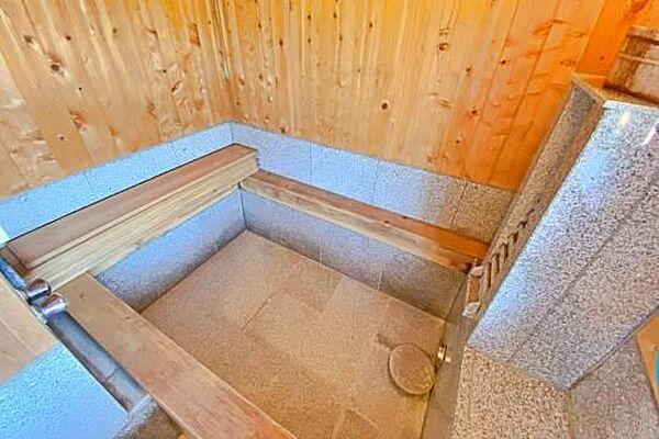 石造りの重厚感と豪華さがある浴室です