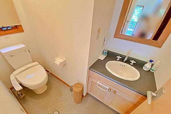 広々した手洗い付きトイレです