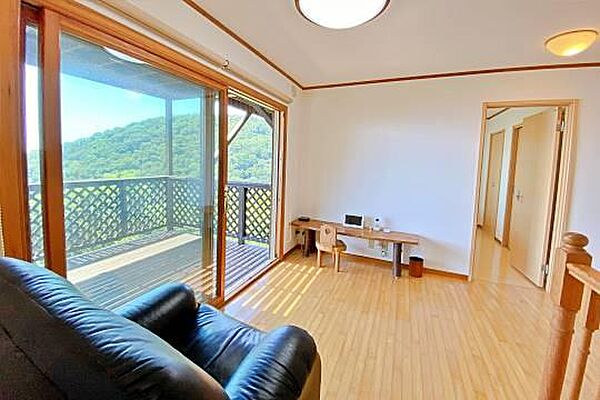 1階のホールも大開口で眺望を楽しめます