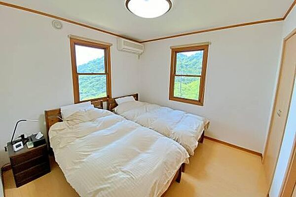 高台で、1階を感じさせない眺望がある洋室です