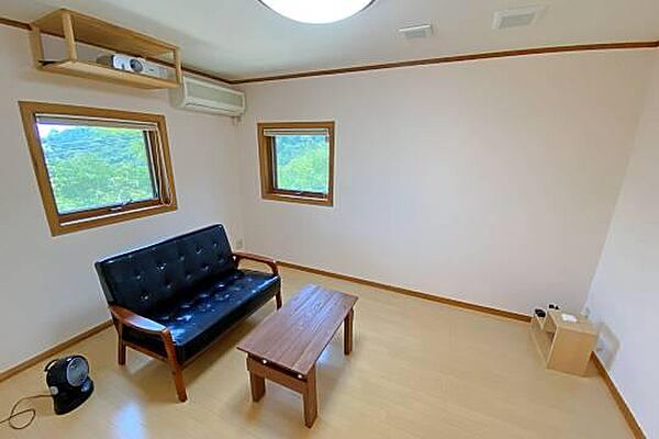 地下1階にあたるお部屋ですが、開口があります