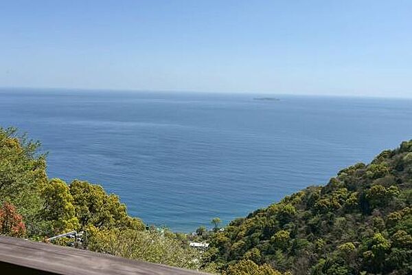 海と空、そして豊かな山並みの圧巻眺望を独り占めです