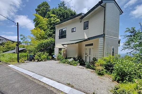 広々した駐車場には複数台駐車可能です