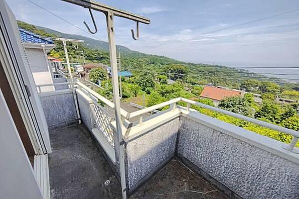 バルコニーからは緑に染まった山並みが見れます