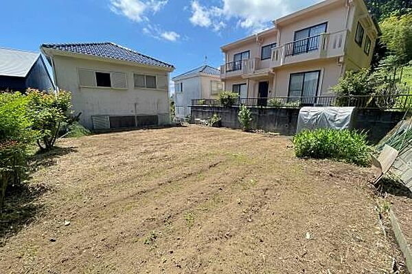 裏に畑があり、こちらも売買の対象地となります。