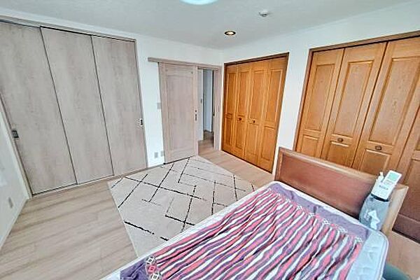 洋室は2部屋で二面ある窓から明るい陽が差し込みます