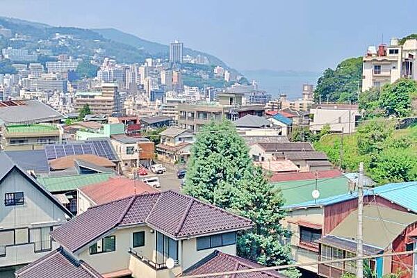 熱海の街並みの先に海が遠望できます