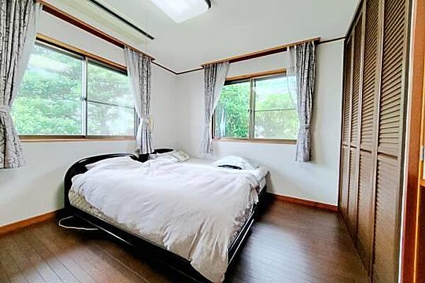 洋室3部屋、和室2部屋ございます