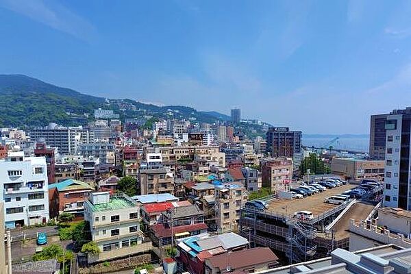 街並みと相模湾を眺望、ビル越しに打ちあがる花火も鑑賞可能です