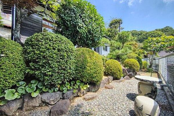 様々な植栽が美しい、手入れの行き届いたお庭