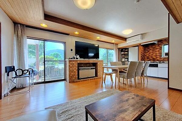 広々した明るいLDKは木の温もり感じるナチュラルな雰囲気のお部屋です
