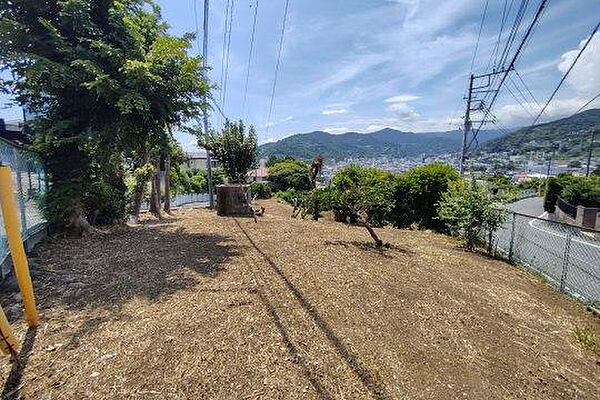 敷地内には畦畔が通っています