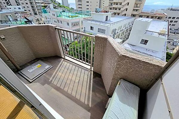 コンパクトなバルコニー付き