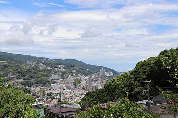熱海の市街地を高台から見渡せます