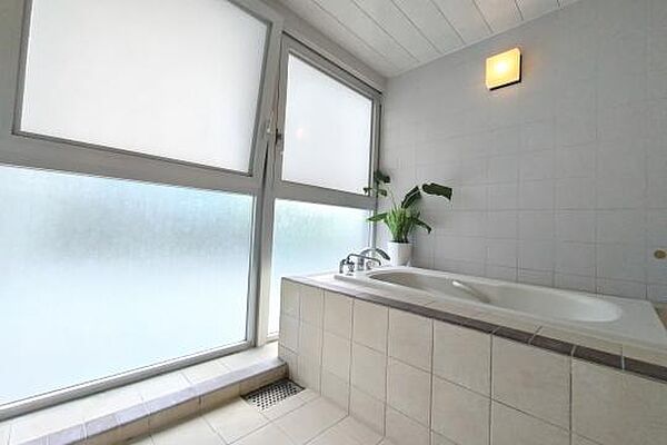 自室でいつでも好きな時間に温泉を楽しめる魅力的な場所で暮らしませんか