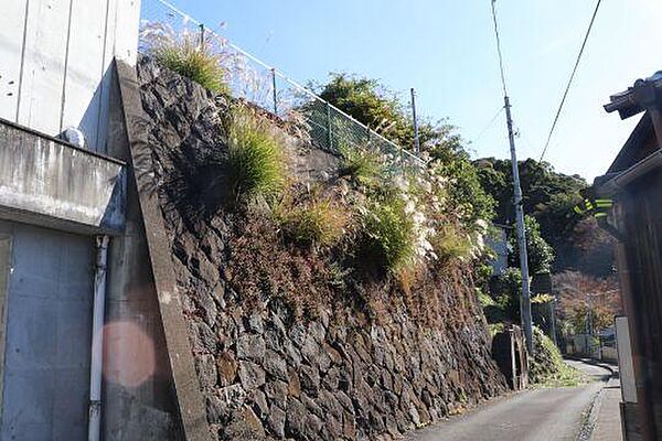 高台に所在します