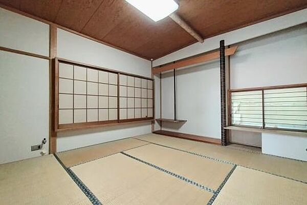 LDKに隣接する8畳の和室