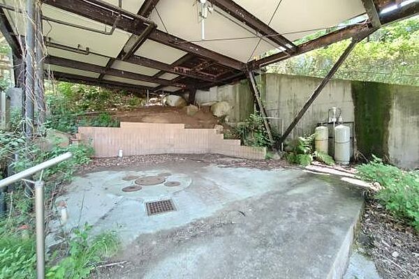 建物下のフリースペースはプランターを置いたり物置などにも使えそうです