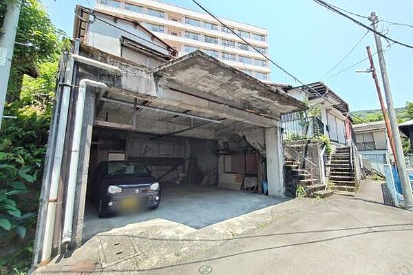 平屋戸建と駐車スペースです