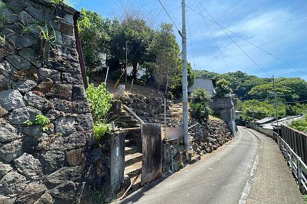 道路から階段を上がり、土地に入ります