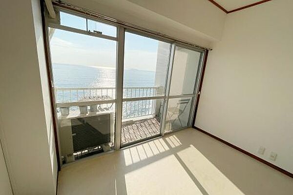 室内からも綺麗に海を望みます