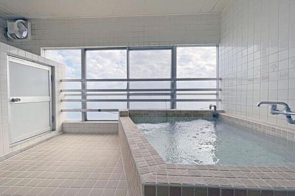 温泉ではございませんがマンション内には共同大浴場がございます