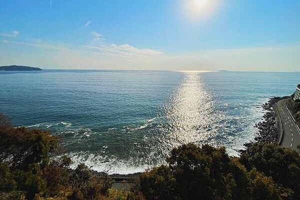 海沿いの立地ならではの180度オーシャンビュが魅力的な物件です