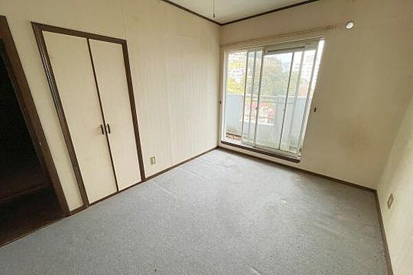 2階には二面採光で収納付きの居室が3部屋ございます