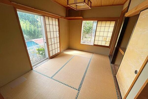こちらは1階和室　豊かな自然を窓越しに望みます