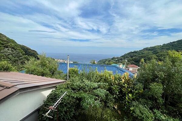 高台から豊かな自然と海を望みます