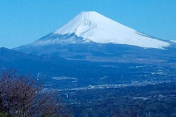 こちらの画像はズームにはなりますが、室内から綺麗に富士山を望みます