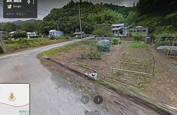 2方向に道路あり。