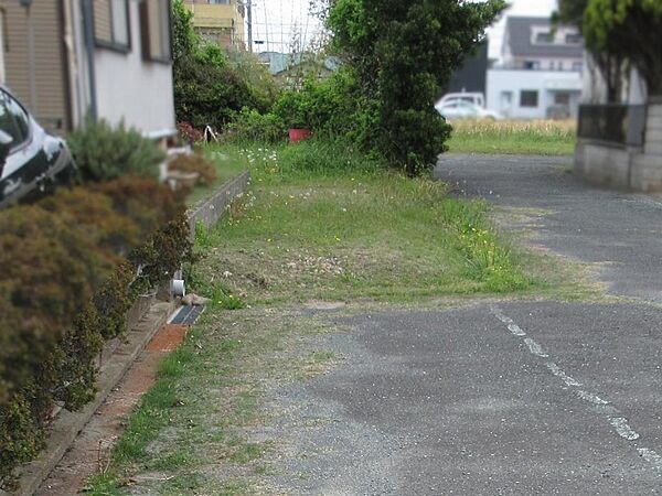 共有道路側溝（本物件内を通って南側水路へ接続されている）