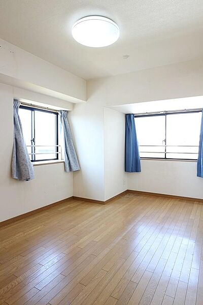 約7.2帖の洋室は2面採光で明るく風通しの良いお部屋です。