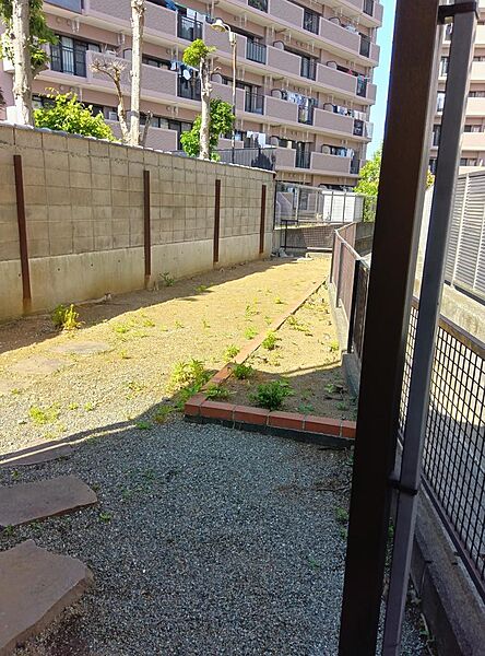 庭　室内より