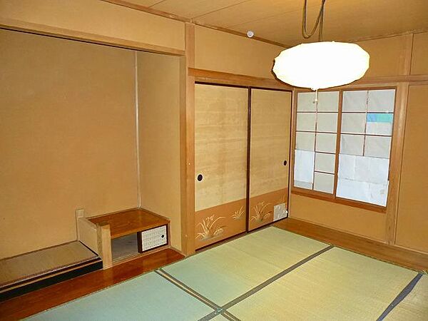床の間と押入れ収納付きの和室
