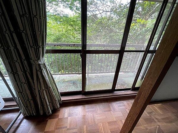 広縁の先にベランダが続き明るい空間です