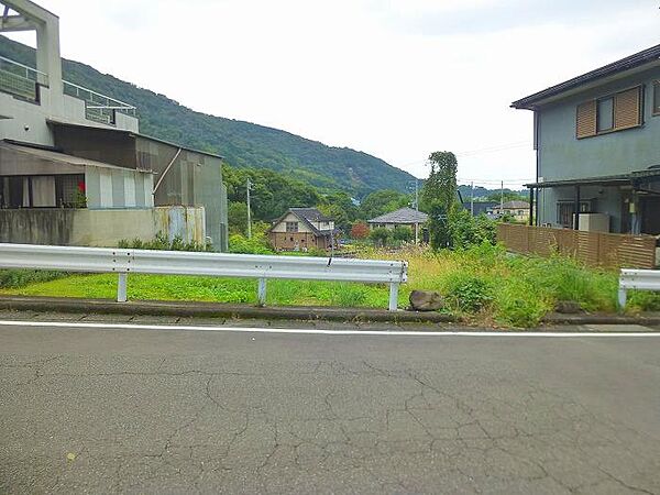 土地の様子　桜や梅など四季を彩る花々を楽しめる幕山公園近くの土地