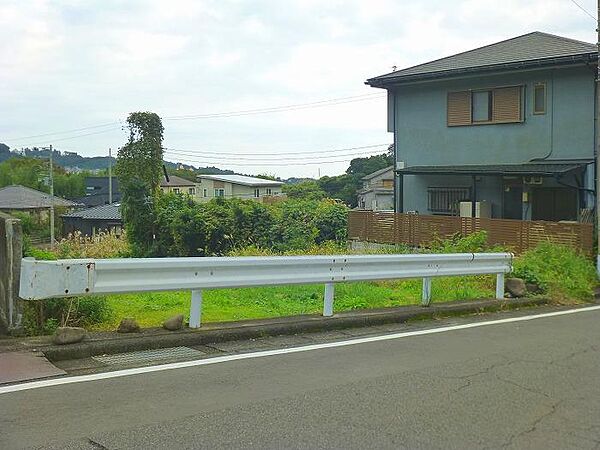 前面道路から土地の様子　陽当り良好です