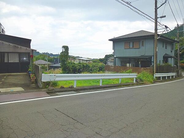 バス停至近で便利です