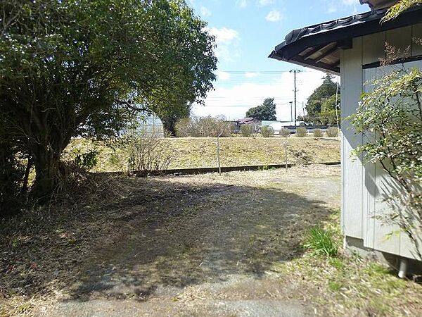 敷地南西側に水路があります
