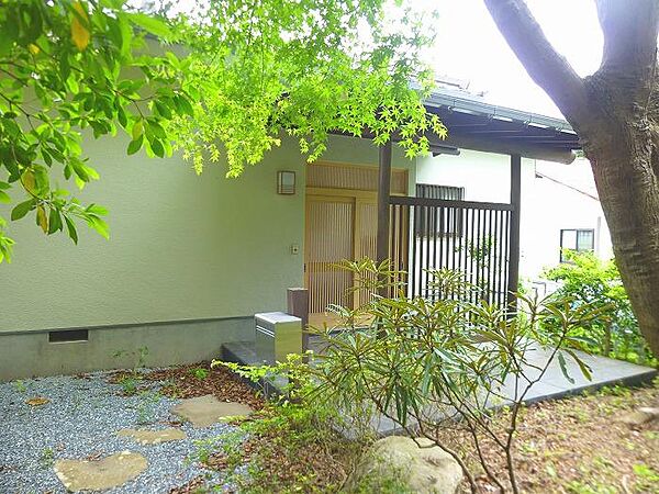 趣ある和風玄関　玄関アプローチもフラット