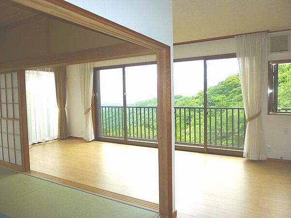 2階リビング　開口部広く明るく風通し良好な室内