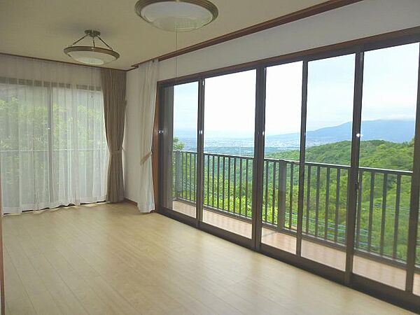 室内からも自然豊かな眺望が愉しめ癒されます